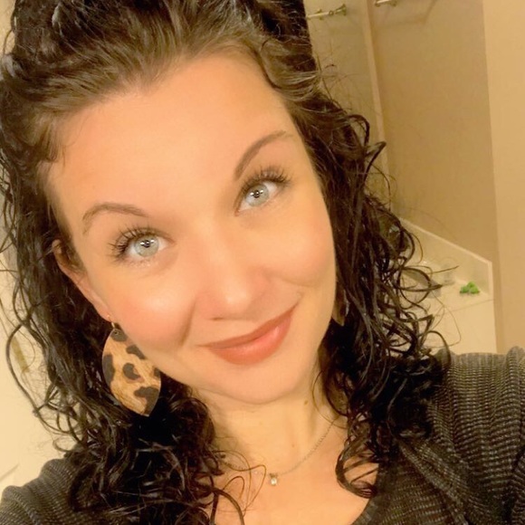 Meet your posher! - Picture 2 of 8